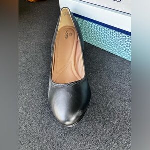 Size 12M - Susana Fraya Lea black pump with wooden wedge - new and beautiful